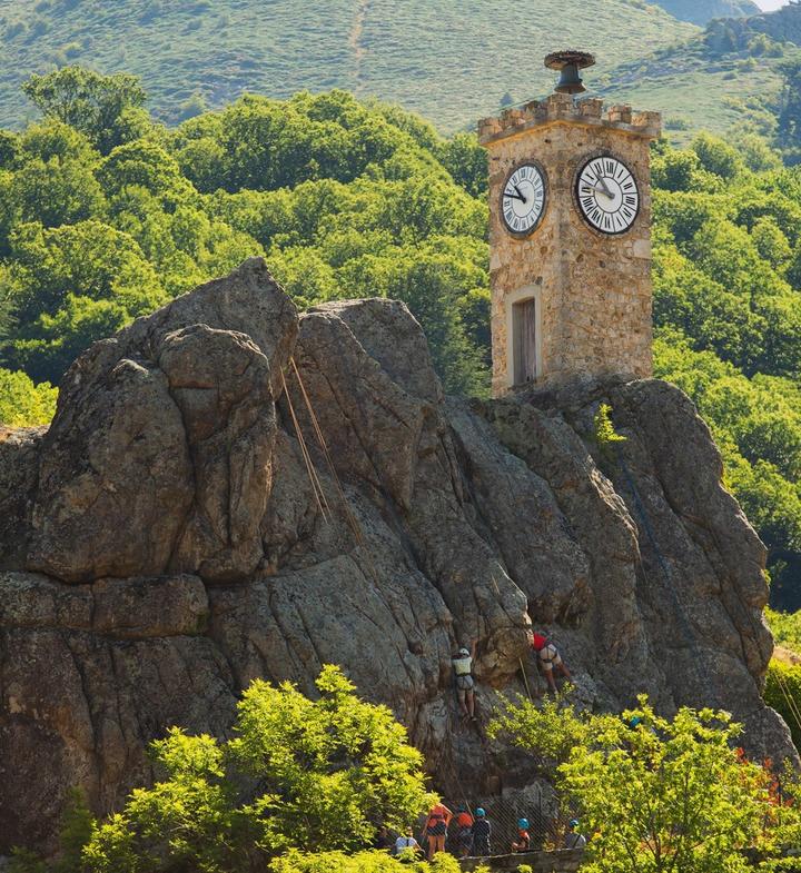 Burzet - Tour de l'horloge avec escaladeurs ©S.BUGNON Burzet - Tour de l'horloge avec escaladeurs ©S.BUGNON
