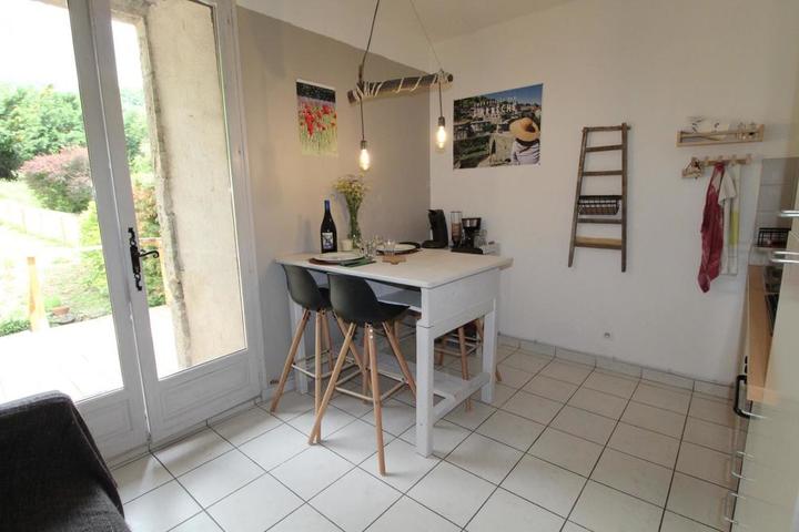Séjour avec cuisine équipée