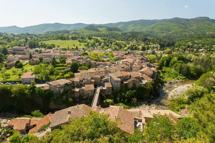 Jaujac - Le village vu du Chastelas ©S.BUGNON Jaujac - Le village vu du Chastelas ©S.BUGNON