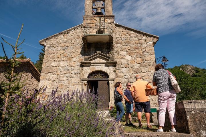 Péreyres - Fête de la myrtille - église de péreyres ©sourcesetvolcans Péreyres - Fête de la myrtille - église de péreyres ©sourcesetvolcans