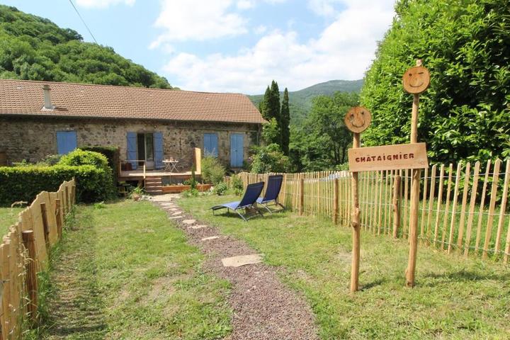 Jardin clôturé avec chaises longues pour détente