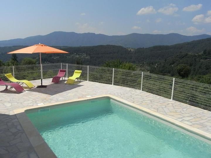 La piscine et son espace détente