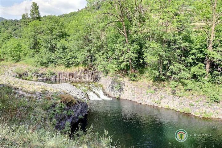 La piscine naturelle à 2 pas du gîte