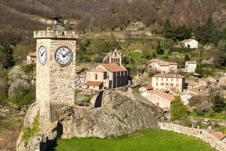 Burzet - La Tour de l'Horloge avec vue sur l'église ©S.BUGNON Burzet - La Tour de l'Horloge avec vue sur l'église ©S.BUGNON