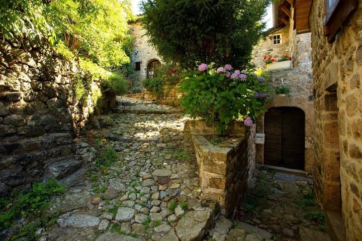 Burzet - Gîte et ruelle pavée du quartier médiéval ©S.BUGNON Burzet - Gîte et ruelle pavée du quartier médiéval ©S.BUGNON