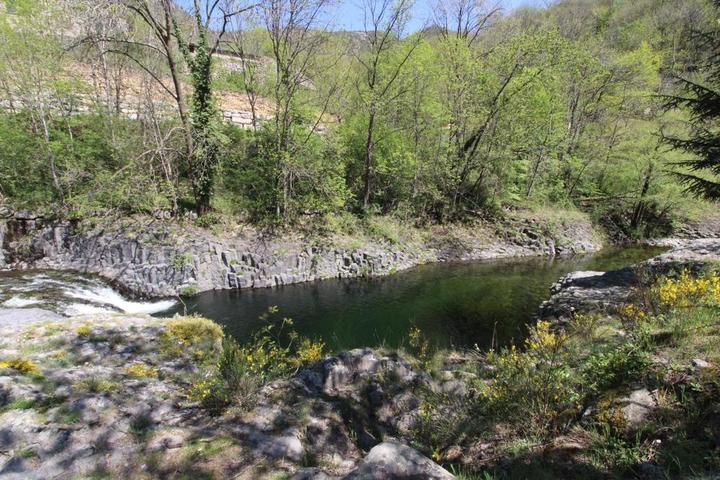 Accès rivière et plage privée au domaine