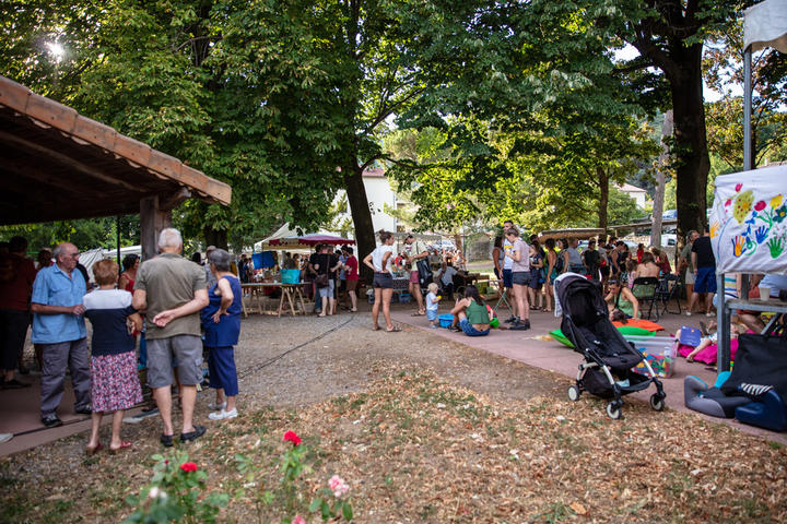 Burzet - marché lundis du terroir et du savoir - parc municipal ©sourcesetvolcans Burzet - marché lundis du terroir et du savoir - parc municipal ©sourcesetvolcans