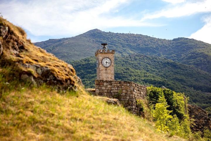 Burzet - tour de l'horloge en été ©sourcesetvolcans Burzet - tour de l'horloge en été ©sourcesetvolcans