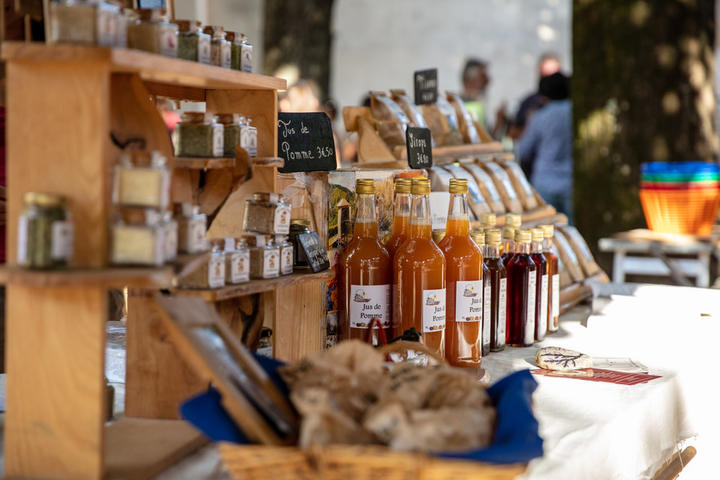 Burzet - marché lundis du terroir et du savoir - miels, confitures, jus et sirops ©sourcesetvolcans Burzet - marché lundis du terroir et du savoir - miels, confitures, jus et sirops ©sourcesetvolcans