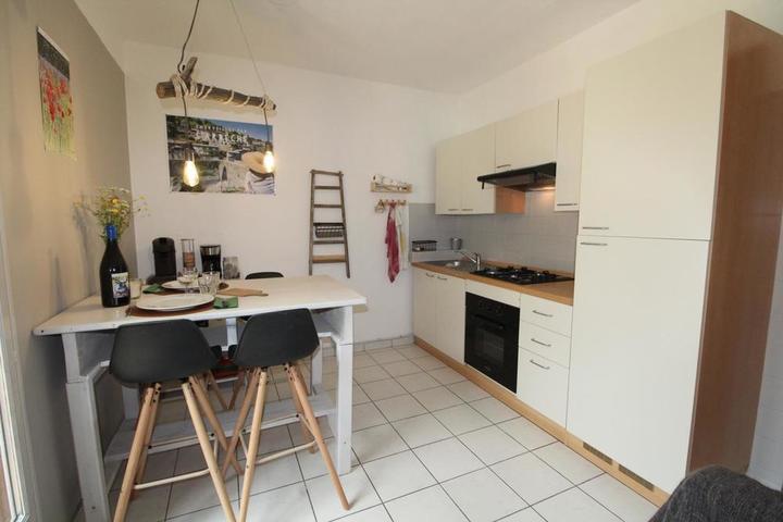 Séjour avec cuisine équipée