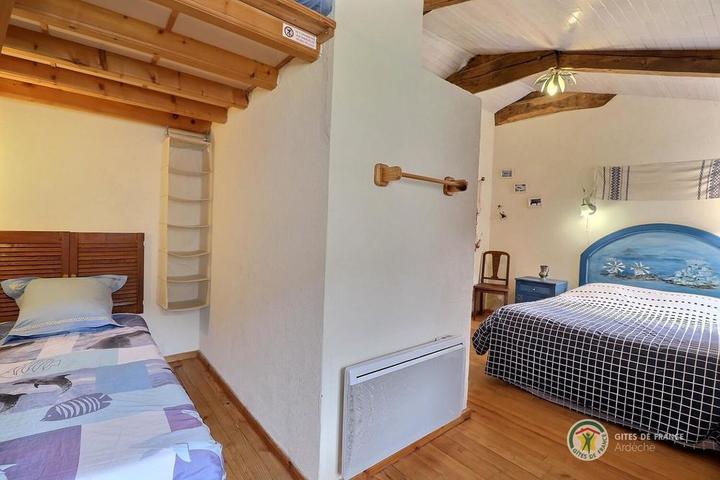 Chambre Santorine à l'étage avec douche
