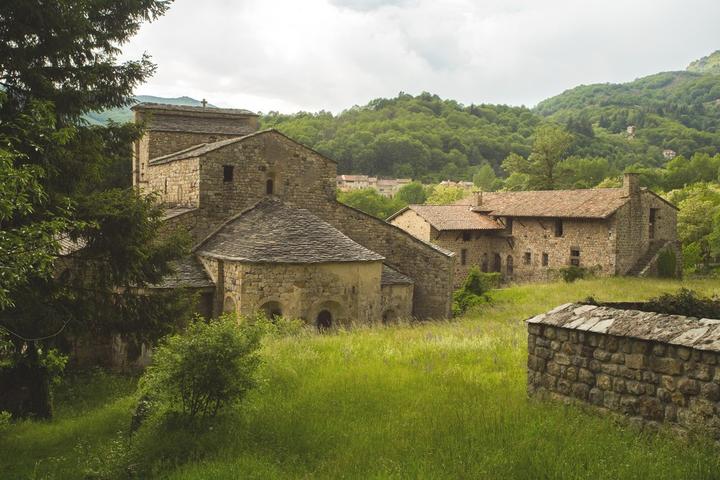 Notre Dame de Prévenchères avec vue sur le Prieuré de Clastres Notre Dame de Prévenchères avec vue sur le Prieuré de Clastres