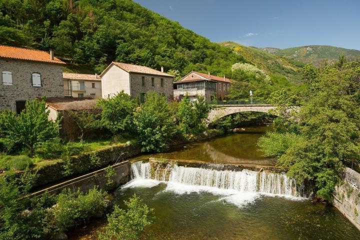 Mayres - L'Ardèche dans le village ©S.BUGNON Mayres - L'Ardèche dans le village ©S.BUGNON