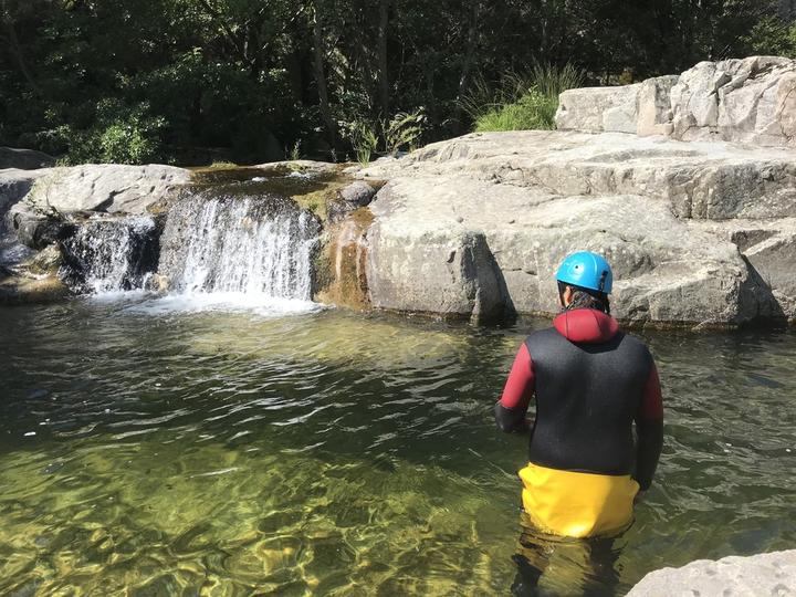 Cascades naturelles eaux translucides