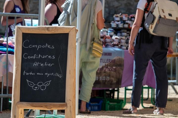 Péreyres - Fête de la myrtille - marché et atelier tarte aux myrtilles©sourcesetvolcans Péreyres - Fête de la myrtille - marché et atelier tarte aux myrtilles©sourcesetvolcans