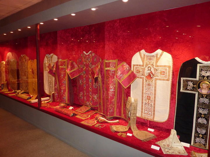 Historial Agnès de Langeac Exposition vêtements liturgiques