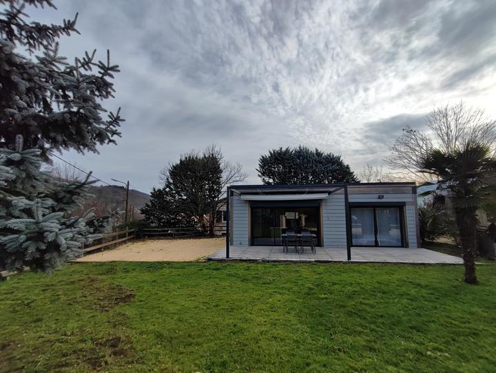 O près O maison