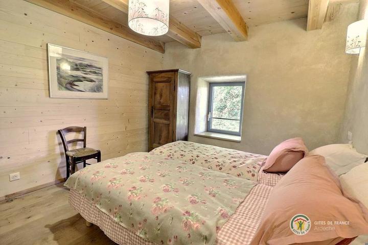 Chambre 2 avec lit en 160 cm modulable en 2 lits