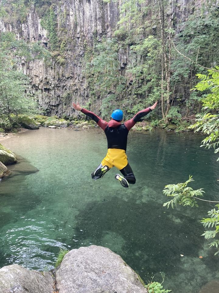 Saut canyon dans la grande vasque émeraude