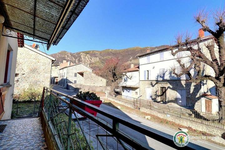Petit balcon avec vue sur les monts