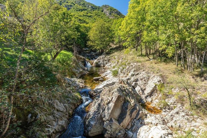 Montpezat sous Bauzon - Rivière vallée de Chalias ©sourcesetvolcans Montpezat sous Bauzon - Rivière vallée de Chalias ©sourcesetvolcans