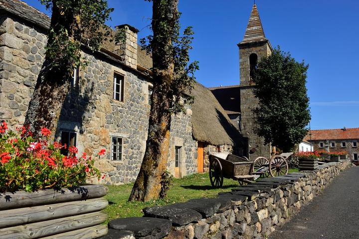 Sainte Eulalie Ferme de Clastres et église