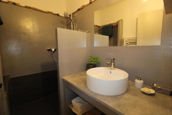 Salle d'eau avec douche italienne